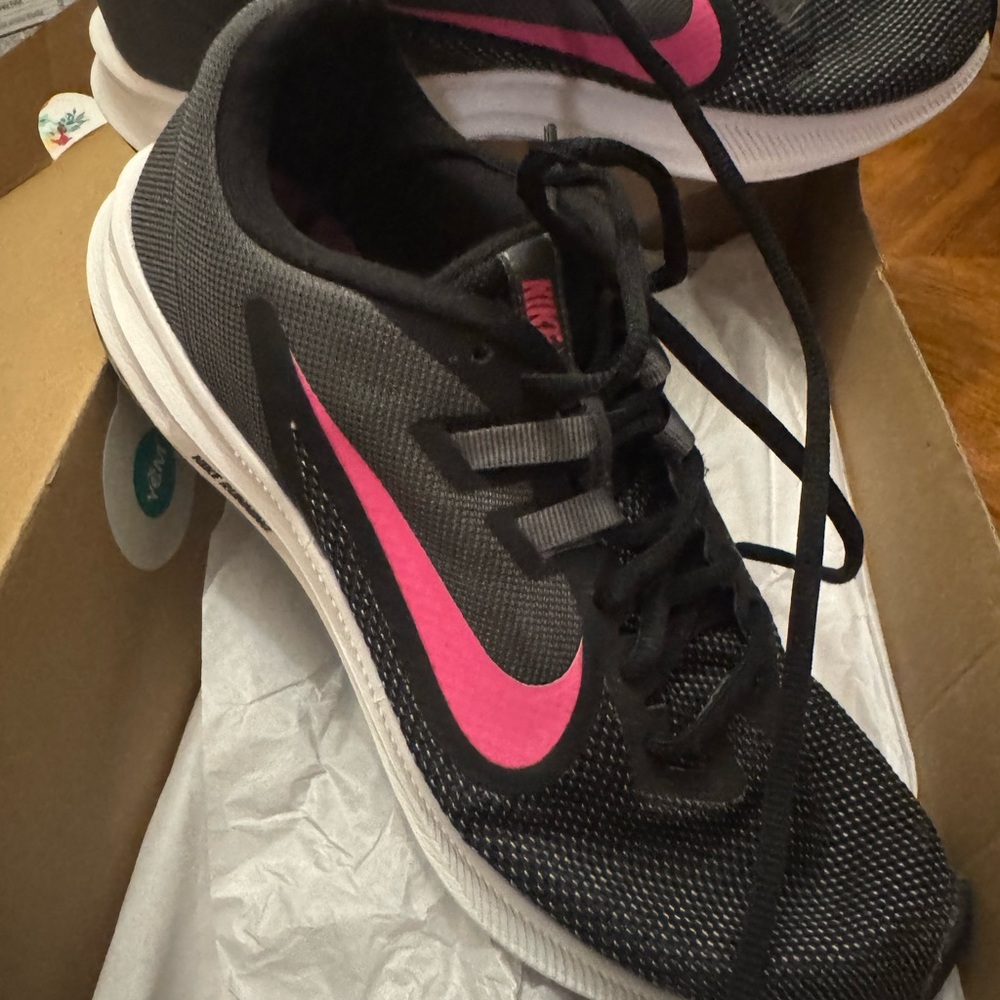 Nike Women's Black and Pink Sneakers